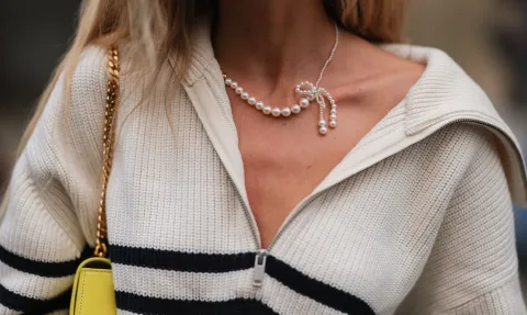 Moda coquette: 5 accesorios con moños para que sumes a tus looks Gargantilla de perlas con moño
