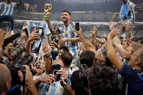 Se cumple un año de Argentina campeón del Mundo 2022: las 10 mejores fotos para emocionarnos Leo Messi con la que, más tarde, se supo era una copa falsa.
