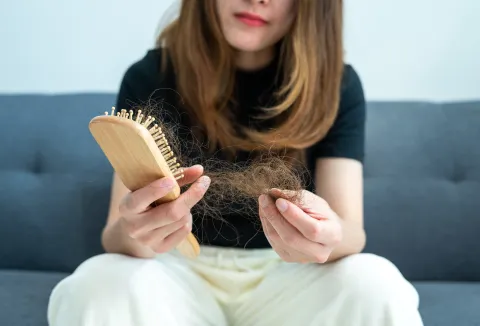 5 consejos para fortalecer el cabello y evitar su caída 5 consejos para fortalecer tu pelo y evitar que se caiga.