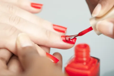 Por qué recibir hay que recibir el Año Nuevo con las uñas rojas En qué consiste y qué significa llevar las uñas rojas en fin de año.