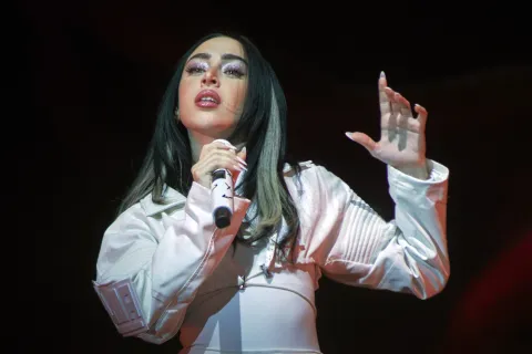 Nicki Nicole cierra un brutal 2023 con Tienes mi alma, su video estreno Nicki Nicole estrenó el videoclip de Tienes mi alma.