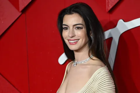 De Anne Hathaway a Gillian Anderson, los mejores looks en la alfombra roja de los Fashion Awards 2023 Los mejores looks en la alfombra roja de los Fashion Awards 2023.