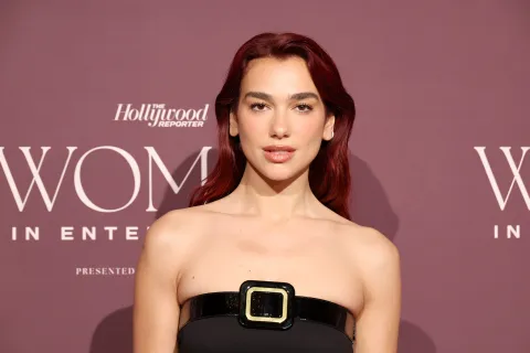 Dua Lipa inaugura la nueva era de Tom Ford con un elegante vestido negro en la Gala Women in Entertainment Dua Lipa inaugura la nueva era de Tom Ford con un elegante vestido negro.