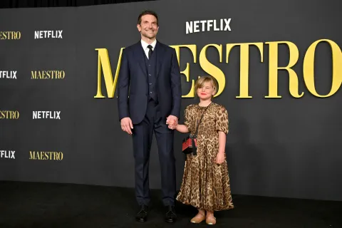 Bradley Cooper protagonizó un tierno momento junto a su hija en la red carpet de una película Bradley Cooper protagonizó un tierno momento junto a su hija en red carpet de la película Maestro