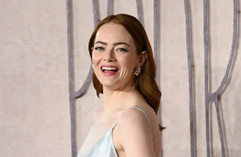 Emma Stone viste de Dior en la premiere de su película Pobres Criaturas Emma Stone viste de Dior en Londres.