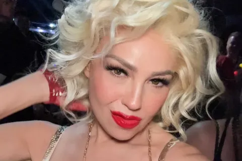 El radical cambio de look de Thalía: con el pelo corto y platinado, se parece a Madonna en los 90 Thalía se disfrazó de Madonna para ir a uno de sus conciertos y sorprendió a sus seguidores