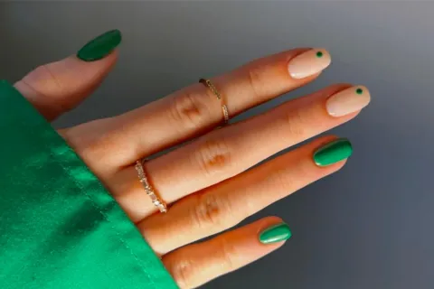 11 diseños de nail art verde para celebrar Navidad.