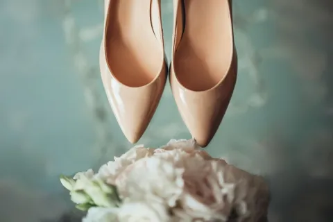 El ritual de los zapatos, la ceremonia más efectiva para llamar a la abundancia Cómo hacer el ritual de los zapatos para llamar a la buena fortuna.