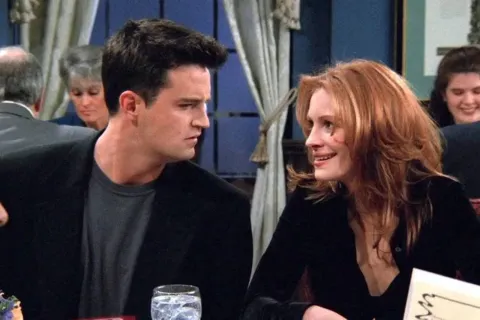 Julia Roberts habló por primera vez sobre la muerte de Matthew Perry: “Desgarrador” Matthew Perry y Julia Roberts en Friends.