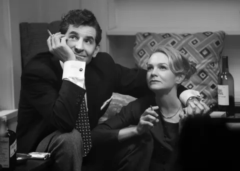 De qué trata Maestro, la película de Netflix que podría darle un Oscar a Bradley Cooper Bradley Cooper y Carey Mulligan protagonizan Maestro.
