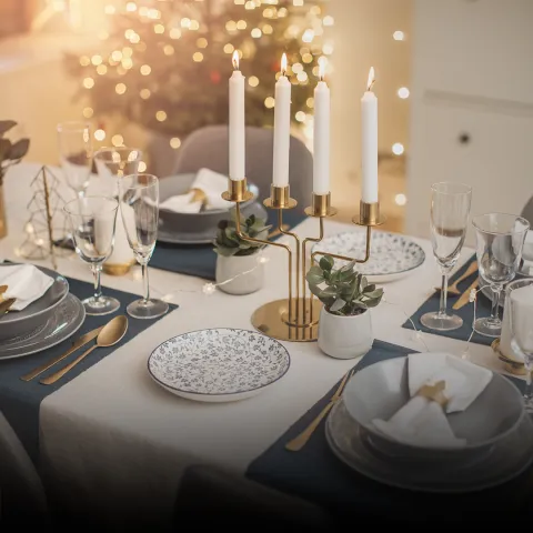Decoración navideña: 10 ideas para decorar con velas estas fiestas mesanavidad_bomba_movil.jpg