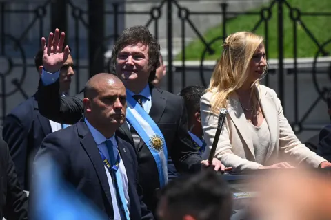 Javier Milei modificó el decreto que impedía nombrar a familiares en cargos públicos Javier y Karina Milei, el día de la asunción presidencial.