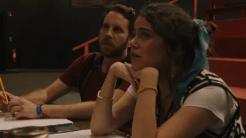 Estrenó en Star+ y es la comedia ideal para quienes aman el teatro Ben Platt y Molly Gordon, dos instructores muy dedicados.