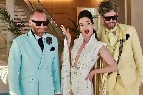Natalia Oreiro ofició la boda de un amigo en la playa vestida de Elvis Natalia Oreiro ofició la boda de un amigo en la playa y vestida de Elvis