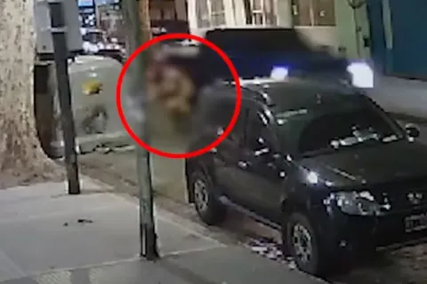 Intento de femicidio en Flores: una mujer está en coma tras ser atropellada y arrastrada por su pareja Intento de femicidio en Flores: una mujer fue atropellada y arrastrada por su pareja.