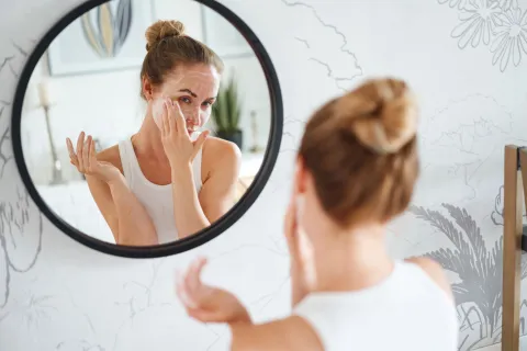 Una rutina de skincare ideal para tener la piel impecable Fiestas 2024: seguí esta rutina de cuidado facial para tener una piel impecable.