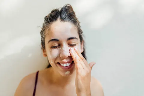 Cuidados del sol en verano: ¿en qué zonas colocar protector solar y cuáles son las claves para elegirlos? Maquillaje de verano que no se derrite: trucos y productos clave para sobrevivir al calor en la ciudad