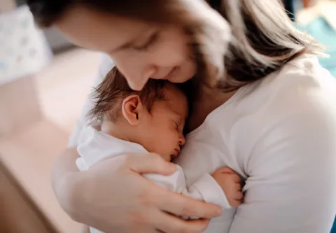 Puerperio: ¿qué es el desgaste postnatal? 8 señales para detectarlo y actuar ¿Qué es el desgaste postnatal?