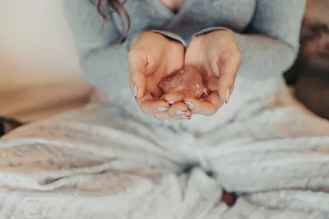 Detrás de este dolor se encuentra tu nueva vida: qué nos ayuda a reparar Reiki: una de las formas de sanar el dolor.