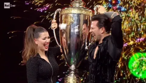 Wanda Nara ganó el Bailando en Italia: una noche de alegría y lágrimas Wanda Nara ganó el Bailando italiano.