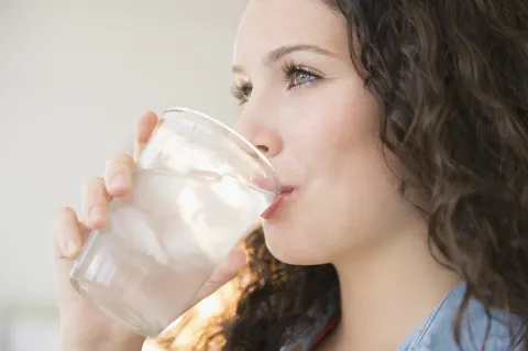 Estos son los 10 beneficios de tomar agua Los 10 beneficios de tomar agua.