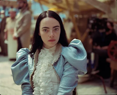 De qué se trata Pobres criaturas, la película con la que Emma Stone ganó su segundo Oscar Emma Stone es la protagonista de Pobres criaturas.