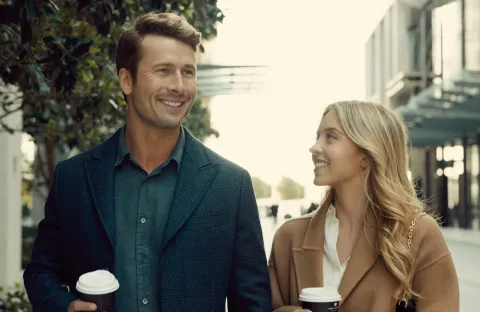 Prime Video estrenó la última comedia romántica de Sydney Sweeney Enredos y romance en Con todos menos contigo.