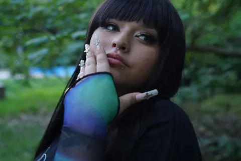 Quién es Flor Álvarez, la cantante viral que arrancó en el subte y hoy saca un tema con Rusherking Quién es Flor Álvarez, la cantante viral que arrancó en el subte y hoy saca un tema con Rusherking.
