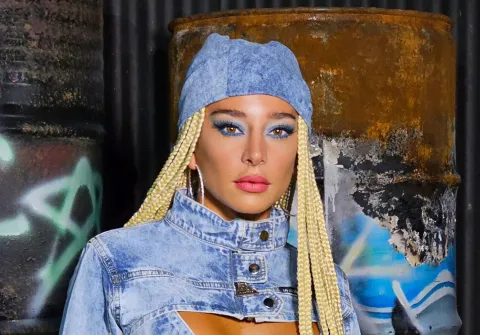 El jugado look total denim que Sol Pérez eligió para Gran Hermano El look full denim y urbano de Sol Pérez.