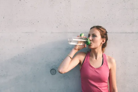La mejor rutina y alimentación para hacerle frente a los días de calor extremo Es fundamental aumentar el consumo de agua en verano.