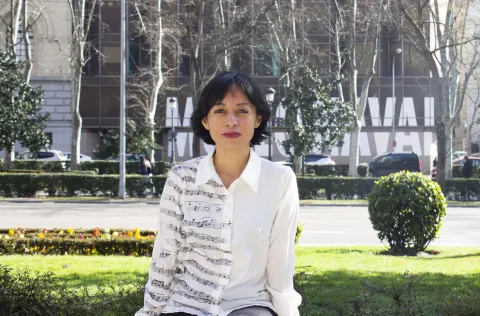 Brenda Navarro: “La mayoría de las mujeres estamos cansadas y empobrecidas” Brenda Navarro, una escritora que arma red con otras escritoras latinoamericanas en su militancia por la igualdad de género.