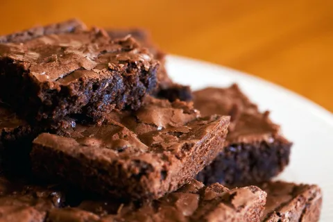 Receta de brownies "mágicos" de Paulina Cocina Esta receta de brownie casero es rica, fácil y muy saludable.