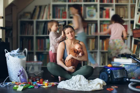 "Tengo burnout parental": qué es y 5 estrategias para bajar el estrés de las vacaciones ¿Sentís que tenés burnout parental? Te pasamos algunas estrategias para sobrellevarlo.