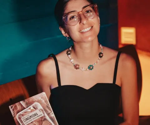 Cande Yatche, la activista de Bellamente que desnuda la violencia estética en el libro Consumidas Cande Yatche, la activista de Bellamente que desnuda la violencia estética en el libro Consumidas.