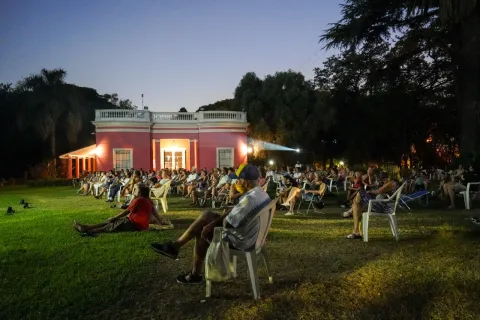 Arranca el ciclo de cine al aire libre en Vicente López: dónde y cuándo son las funciones Vuelve el cine al aire libre en Vicente López.