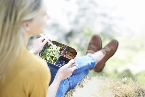 Dos cambios en tu alimentación te pueden cambiar la vida, según Romi Santopietro Para comer de manera conciente hay que dejar las pantallas y concentrarse en el alimento.
