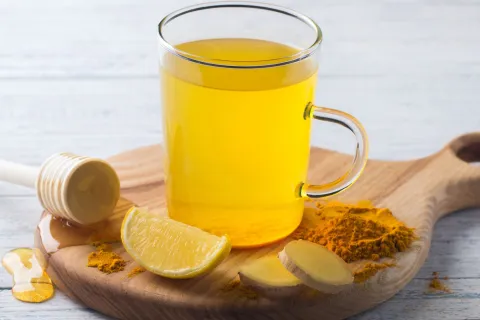 Tomar jugo de limón en ayunas: ¿por qué es bueno? Cúrcuma con jugo de limón: sus beneficios y cómo prepararlo.