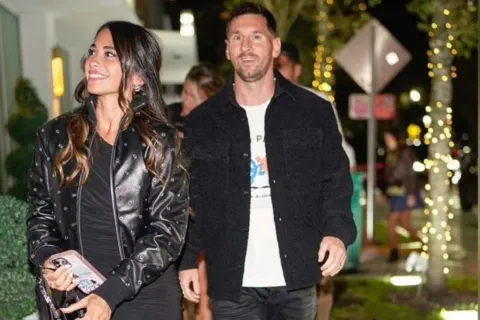 Lio Messi y Anto Roccuzzo se fueron de fiesta en Miami con Sofía Vergara Anto Roccuzzo y Lio Messi durante su salida en Miami.