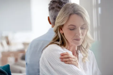 Qué es el divorcio gris y por qué está en aumento Desde la Asociación Estadounidense de Personas Jubiladas (AARP), se estima que alrededor de un millón de personas que llevan casadas 50 años se divorcian cada año en el mundo.