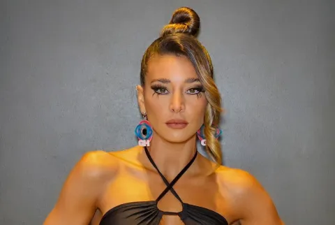 Total black y transparencias: el osado look de Sol Pérez en Gran Hermano El audaz look total black y transparente de Sol Pérez en Gran Hermano.