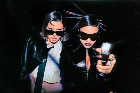 Los increíbles looks futuristas de Emilia y Nathy Peluso en el estreno de Jet Set, su nuevo videoclip Los increíbles looks futuristas de Emilia y Nathy Peluso en el estreno de Jet Set.