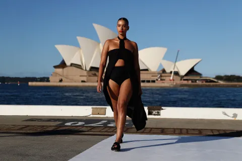 10 bikinis con bombachas de tiro alto que están súper de moda Bombacha súper alta en un look re chic.