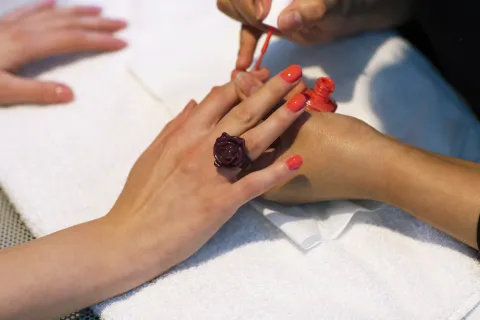 5 colores de uñas ideales para resaltar tu bronceado este verano Colores de uñas para lucir más tu piel bronceada.
