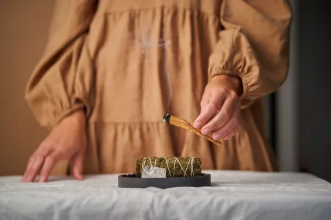Qué te puede estar diciendo el humo de tu sahumerios y cuándo hacer una limpieza energética El significado de la forma en que sube el humo de tu sahumerio.
