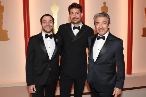 Santiago Mitre y su duro descargo sobre los cambios en la Ley de Cine Santiago Mitre, junto a Peter Lanzani y Ricardo Darín, en la entrega de los Oscar.