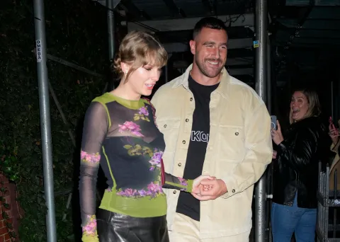 Tras los rumores de casamiento, se conoció quién presentó a Taylor Swift y Travis Kelce Se reveló quién fue el Cupido en el romance de Taylor Swift y Travis Kelce.