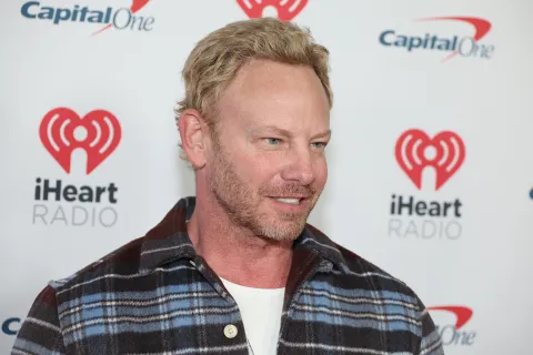 Violento ataque al actor de Beverly Hills 90210, Ian Ziering, víctima de una golpiza en Hollywood Violento ataque al actor de Beverly Hills 90210, Ian Ziering.