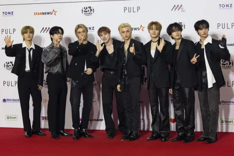 Stray Kids adelanta su nuevo disco y confirma su gira mundial para el 2024 Así adelanta la banda de k-pop, Stray Kids, sus nuevos proyectos.