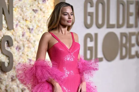 Margot Robbie y un look inspiración Barbiecore para los Golden Globes 2024 Margot Robbie y un look inspiración Barbiecore para los Golden Globes 2024