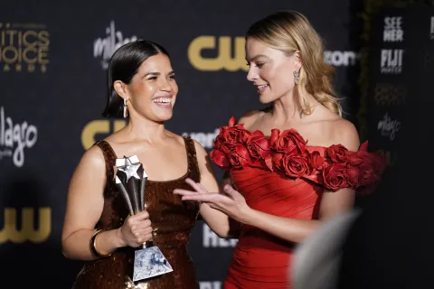 El conmovedor y poderoso discurso de America Ferrera al recibir su premio en los Critics Choice Awards El conmovedor y poderoso discurso de America Ferrera al recibir su premio en los Critics Choice Awards.